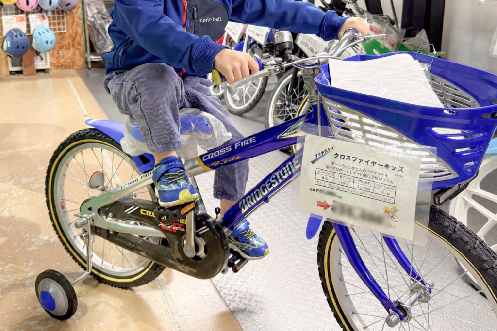 自転車にまたがる写真
